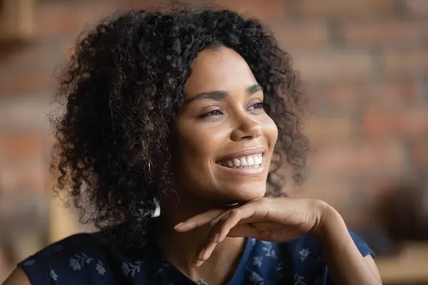 Happy Afro-Amerikaanse vrouw met perfecte gezichtshuid en tanden — Stockfoto