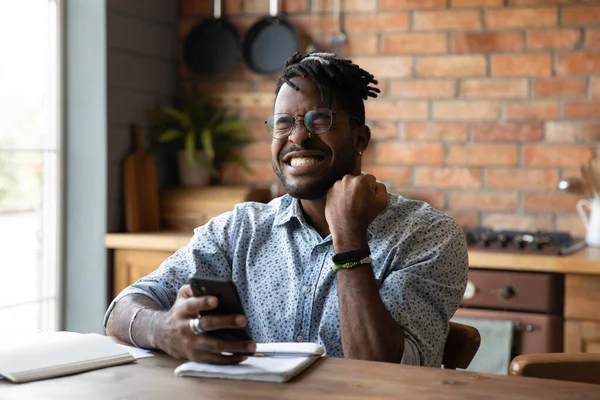 Overjoyed millennial Africano cara ler mensagem no smartphone — Fotografia de Stock