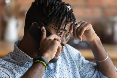 Bin yıllık Afrikalı bir adamın telefon görüşmesi yapması düşünceli bir davranış.