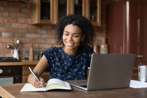 Felice sorridente razza mista africano studente ragazza studiare da casa — Foto Stock