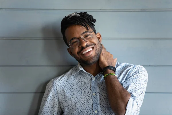 Huvudbild av glad svart kille med trendig frisyr — Stockfoto