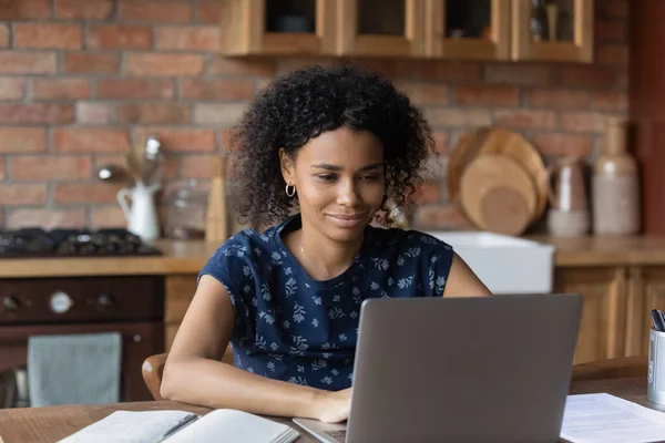 Happy millennial Black afstand werknemer werken op laptop van thuis — Stockfoto