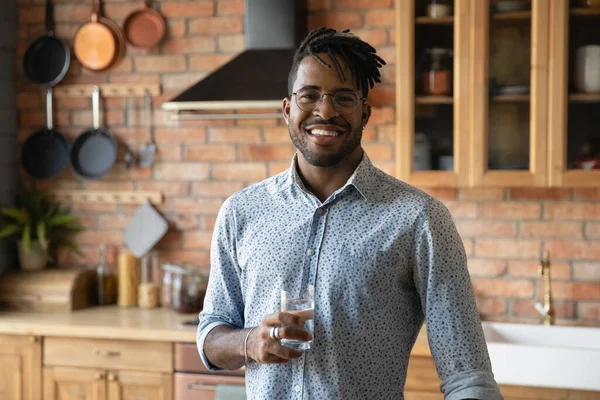 Glad stilig svart hipster kille dricker färskt rent naturligt vatten — Stockfoto
