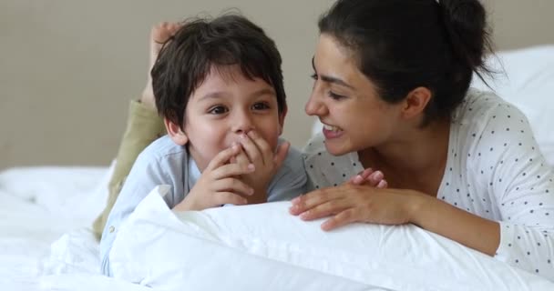 Счастливая индийская мать и сын тереться носами выразить любовь — стоковое видео