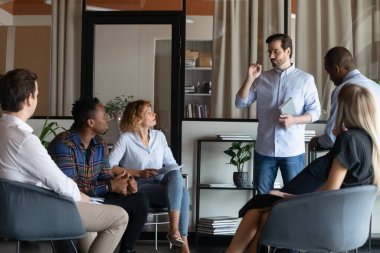 Kendinden emin Kafkasyalı işadamı çeşitli meslektaşlarıyla toplantı yaptı