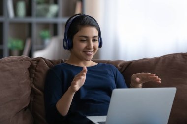 Gülümseyen Hintli kadın internette konuşuyor.