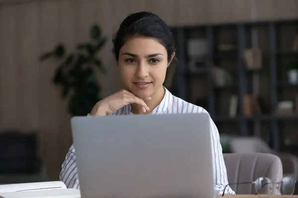Mujer india joven trabaja en el ordenador portátil en la oficina en casa — Foto de Stock
