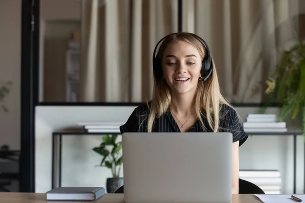 Glimlachende vrouwelijke werknemer hebben webcam overleg op laptop — Stockfoto