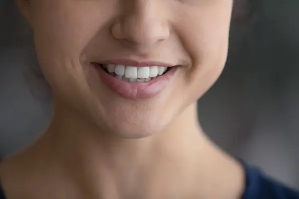 Primo piano di donna indiana mostrano denti bianchi sani — Foto Stock