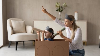 Heyecanlı çocuk ve mutlu anne evde korsancılık oynuyor.