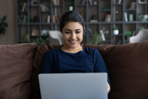笑顔インドの女性は、オンラインで働くラップトップを使用します — ストック写真
