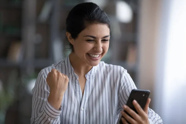 Mujer india sonriente celebrar buen mensaje en el teléfono inteligente — Foto de Stock