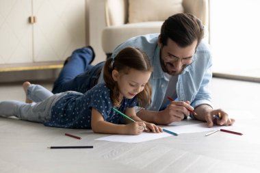 Mutlu baba ve tatlı kız yaratıcı aktivitelerin keyfini çıkarıyorlar.