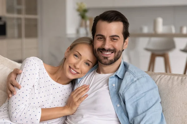 Glückliche Millennial Ehepaar von Hausbesitzern Kopf erschossen Porträt — Stockfoto