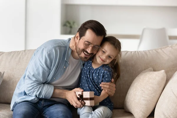 Glad upphetsad pappa firar pappa dag med liten dotter — Stockfoto