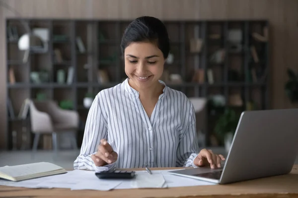 Happy Indian woman manage finances paying online — Stock Photo, Image