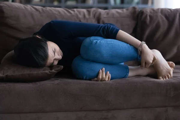 Infelice donna indiana sdraiata sul divano sensazione di malessere — Foto Stock