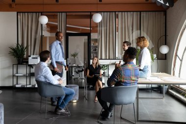 Çok ırklı iş adamları toplantıda fikirleri tartışıyor