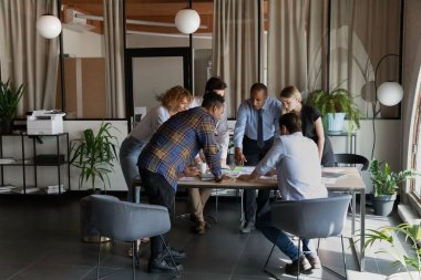 Çok ırklı meslektaşlar takım toplantısında beyin fırtınası görüşmeleri yapıyorlar.
