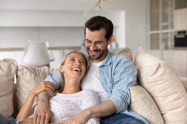 Mutlu milenyum çifti rahat koltukta dinleniyor.