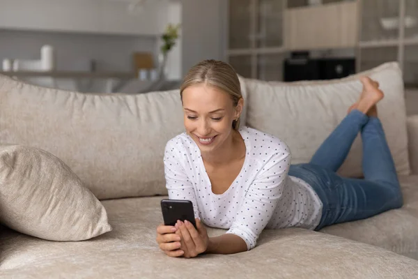 快乐的女人用智能手机上网聊天，享受虚拟聊天 — 图库照片