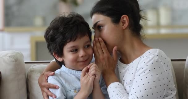 Indiana mãe e filho sussurrando compartilhar segredos, close-up — Vídeo de Stock