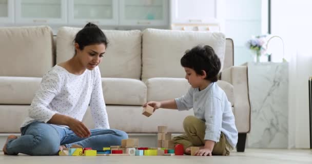 Indiase vrouw en kleine zoon spelen houten bakstenen thuis — Stockvideo