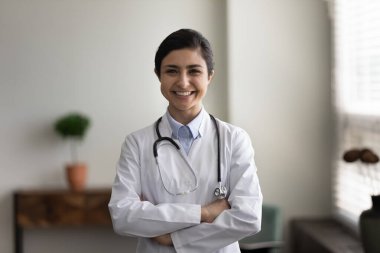 Gülümseyen, kendine güvenen genç Hintli kadın doktorun portresi..