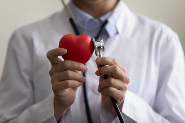 閉じるアップ若いです医師置く聴診器に心臓図. — ストック写真