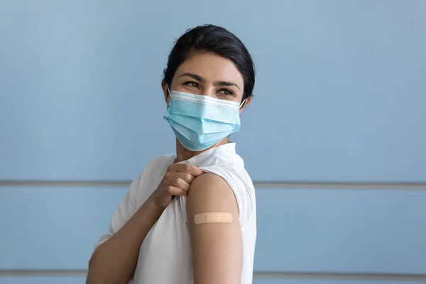 Feliz joven india mostrando parche pegado en el brazo. —  Fotos de Stock