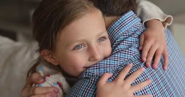어린 딸 과 아버지 가집에 있는 소파에 웅크리고 앉아 있다 — 비디오