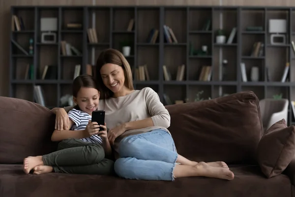 Familia feliz de dos generaciones usando aplicaciones de teléfonos inteligentes. — Foto de Stock