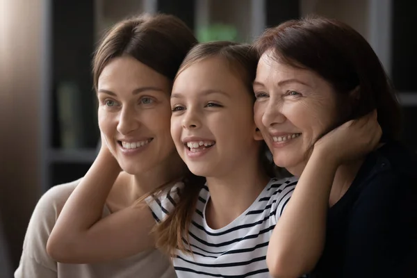 Menina pequena feliz abraçando mamãe e vovó. — Fotografia de Stock