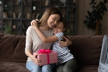 Neşeli genç anne hediyeye minnettar..
