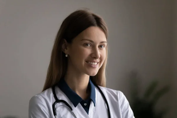 Huvudskott porträtt av leende drömmande kvinnlig läkare. — Stockfoto