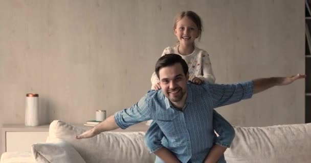 Happy 8s fille écarter les bras jouer des avions avec papa aimant — Video