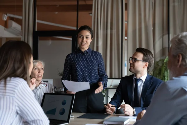 Sonriente mujer de negocios india mentora ejecutiva hablando en reunión corporativa — Foto de Stock