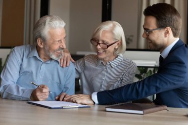 Heyecanlı, olgun bir çiftin sözleşme imzalaması, buluşmada harika bir anlaşma yapması.