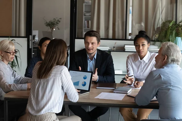 Diverse medewerkers luisteren naar zelfverzekerde zakenman collega op briefing — Stockfoto