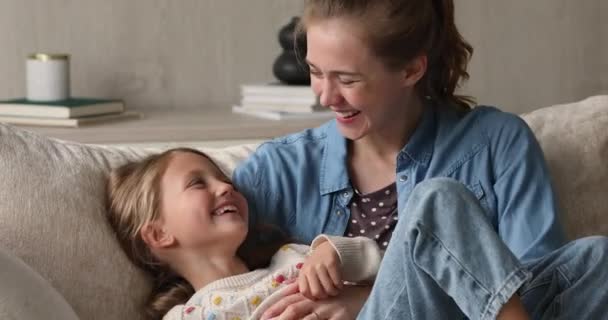 Веселая женщина щекочет, качается на руках маленькая девятка смеется дочь — стоковое видео
