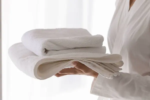 Närbild ung kvinna innehav uppsättning handdukar. — Stockfoto