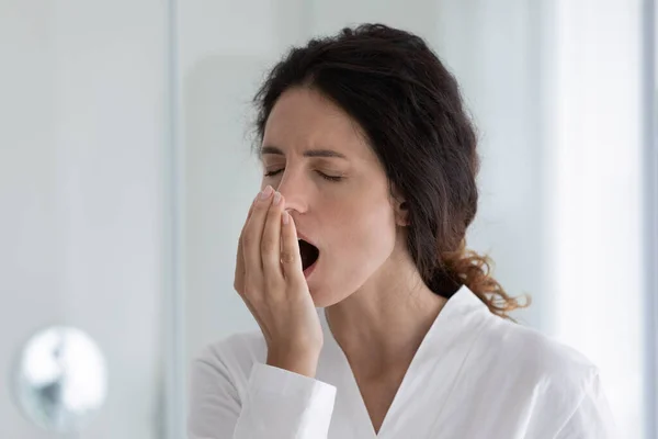 Sonnolenta giovane donna ispanica controllando la freschezza del respiro. — Foto Stock