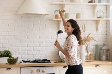 Mutlu çılgın genç İspanyol kadın şarkı söylüyor.