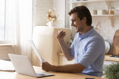 Mektuptaki başarıyı kutlayan neşeli genç adam..