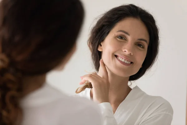 Feliz bela jovem satisfeita com a pele perfeita. — Fotografia de Stock