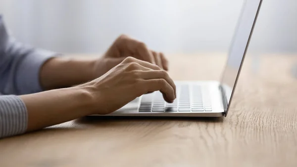 Close-up bijgesneden jonge vrouw handen typen op laptop toetsenbord — Stockfoto