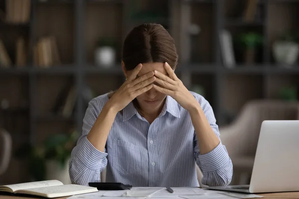 Depressieve vrouw die rekeningen berekent, aan het bureau zit, financiële problemen — Stockfoto