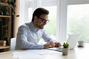 Mutlu milenyum iş liderleri evden çalışıyor.