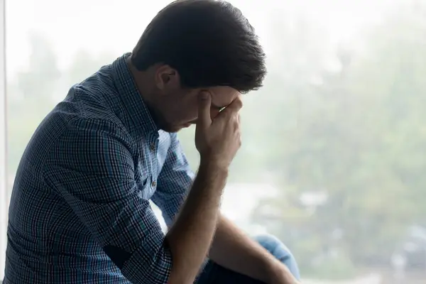 Deprimido frustrado hombre milenario tocando la cabeza, cubriendo la cara — Foto de Stock