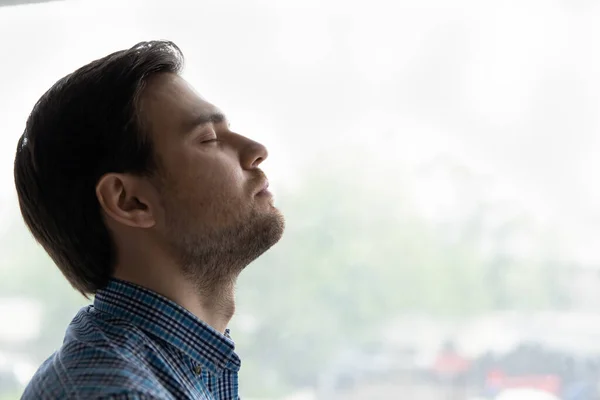 Relajado hombre de los años 30 del milenio disfrutando de un descanso en casa — Foto de Stock